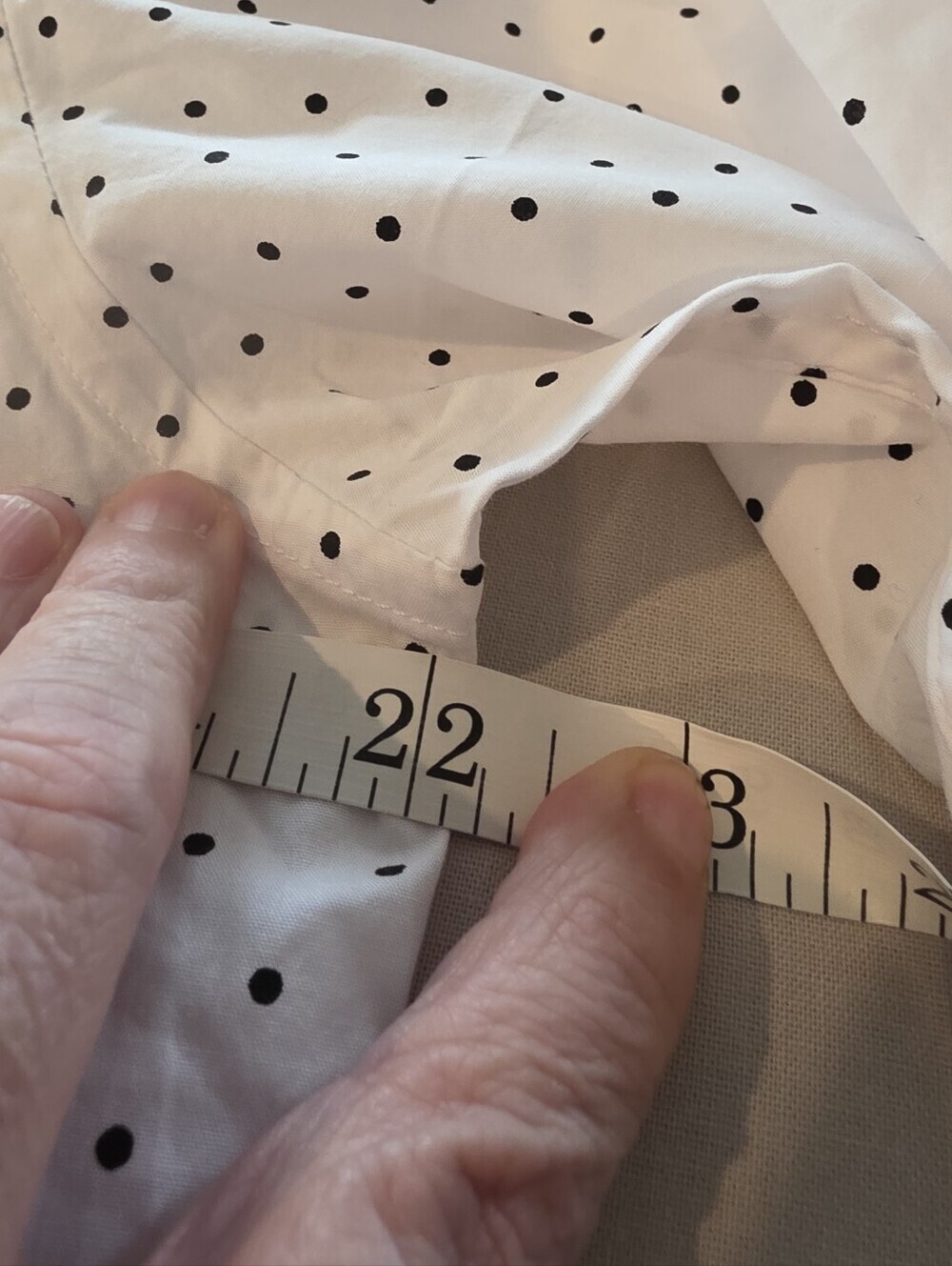 Amazon Essentials Women's White Button-Down Shirt W/Black Polka Dots Size Large - Picture 6 of 8